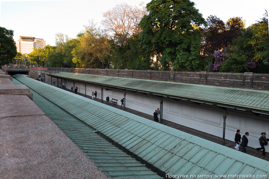 Станция Stadtpark [Штадтпарк] (U4, Вена). Вид станции снаружи. С территории парка.