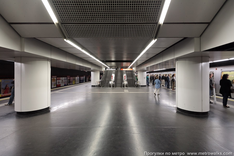 Станция Stephansplatz [Штефансплац] (U1, Вена). Выход в город, эскалаторы начинаются прямо с уровня платформы. Выход совмещён с переходом на линию U3, находящуюся на меньшей глубине.
