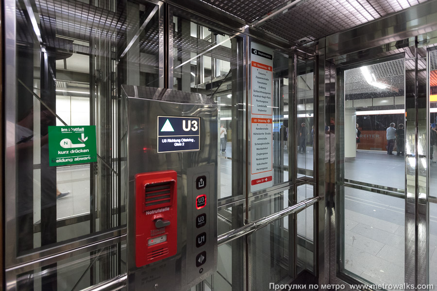 Станция Stephansplatz [Штефансплац] (U3, Вена). Внутри лифта. Лифт может доставить на выход, на станцию линии U1 и на обе платформы станции линии U3.
