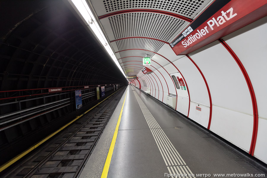 Станция Südtiroler Platz — Hauptbahnhof [Зюдтиролер Плац — Хауптбанхоф] (U1, Вена). Боковой зал станции и посадочная платформа, общий вид.