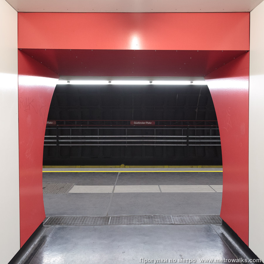 Станция Südtiroler Platz — Hauptbahnhof [Зюдтиролер Плац — Хауптбанхоф] (U1, Вена). Проход между центральным залом и посадочными платформами крупным планом.