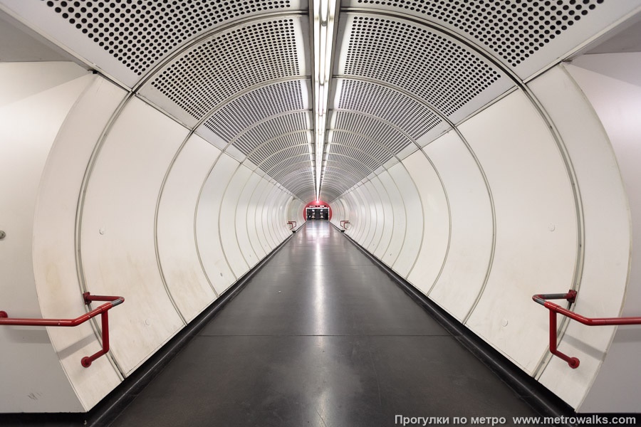 Станция Südtiroler Platz — Hauptbahnhof [Зюдтиролер Плац — Хауптбанхоф] (U1, Вена). Центральный зал станции, вид вдоль от глухого торца в сторону выхода.