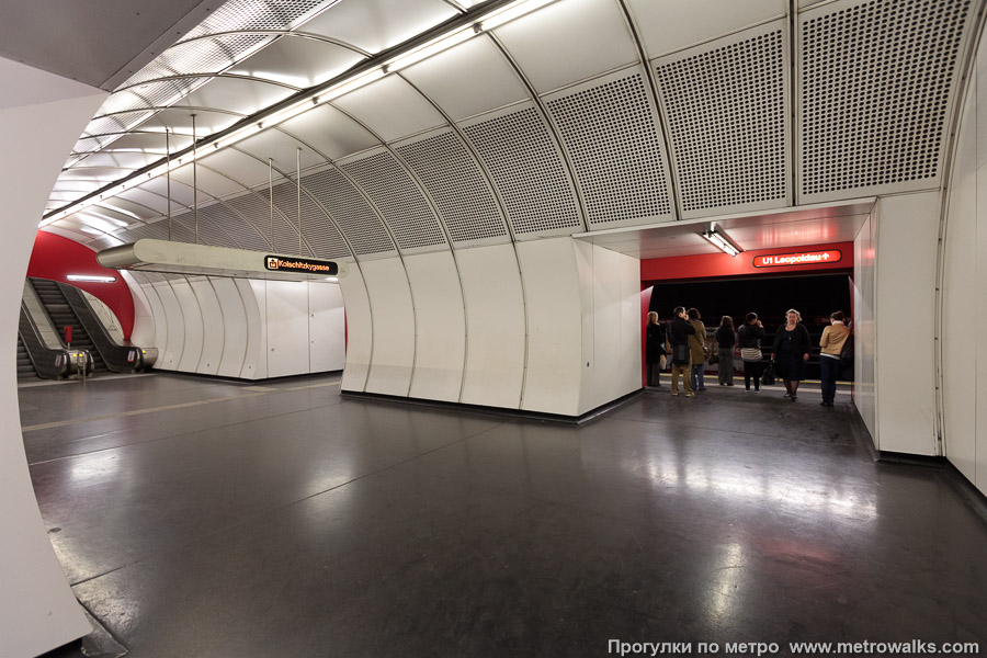 Станция Südtiroler Platz — Hauptbahnhof [Зюдтиролер Плац — Хауптбанхоф] (U1, Вена). Вид по диагонали.