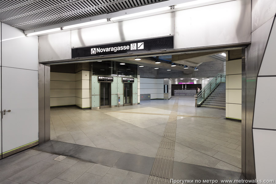 Станция Taborstraße [Таборштрассе] (U2, Вена). Вместо центрального зала в противоположных частях станции устроено несколько аванзалов для выхода в город, соединённых с обоими боковыми залами.