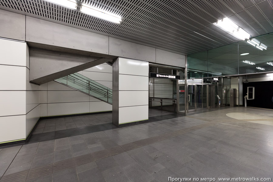 Станция Taborstraße [Таборштрассе] (U2, Вена). Лифт. Перед лифтом — аварийная пешеходная лестница.