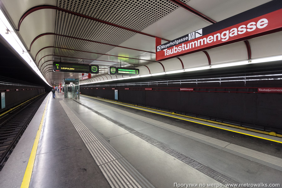 Станция Taubstummengasse [Таубштумменгассе] (U1, Вена). Вид по диагонали.