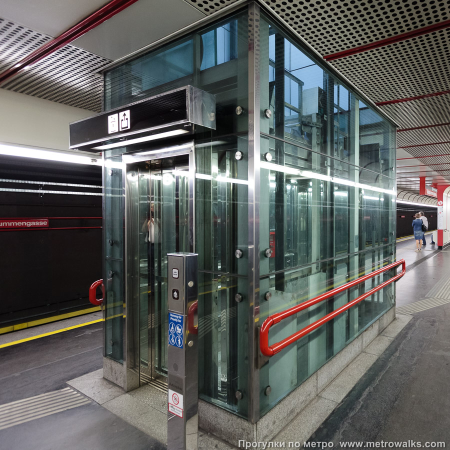 Станция Taubstummengasse [Таубштумменгассе] (U1, Вена). Лифт.