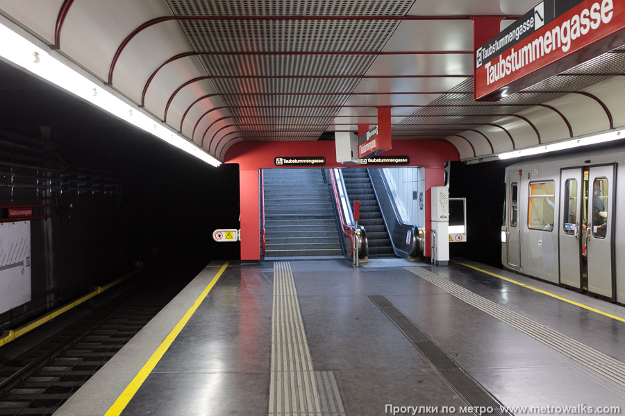 Станция Taubstummengasse [Таубштумменгассе] (U1, Вена). Выход в город, эскалаторы начинаются прямо с уровня платформы.