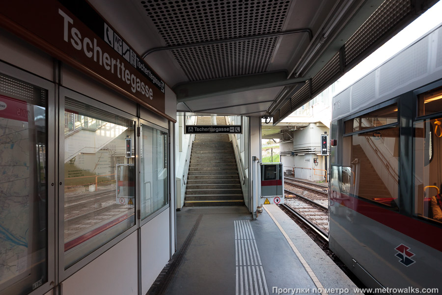 Станция Tscherttegasse [Черттегассе] (U6, Вена). Выход в город осуществляется по лестнице.