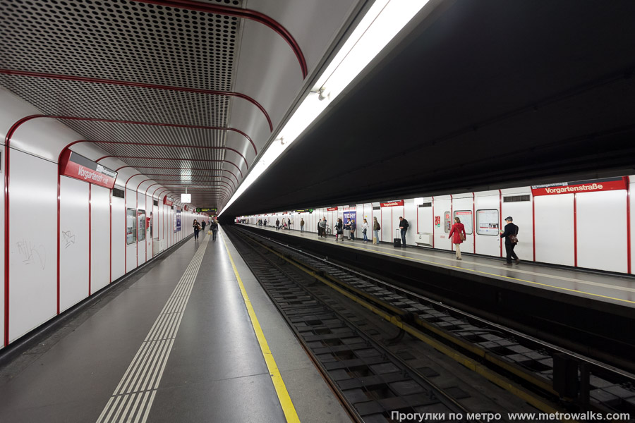 Станция Vorgartenstraße [Форгартенштрассе] (U1, Вена). Продольный вид вдоль края платформы.