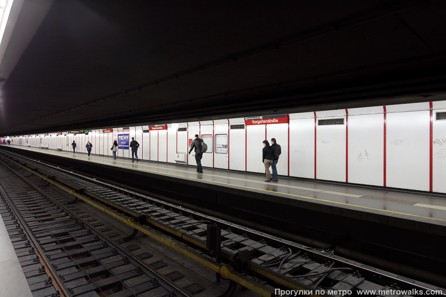 Станция Vorgartenstraße [Форгартенштрассе] (U1, Вена). Вид по диагонали.