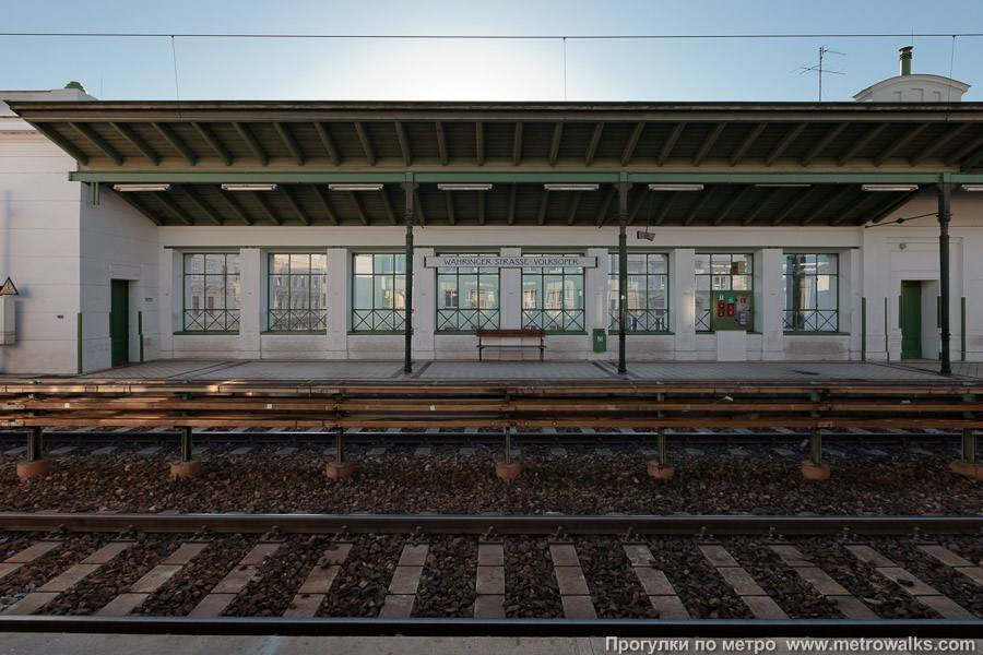 Станция Währinger Straße — Volksoper [Вэрингер Штрассе — Фольксопер] (U6, Вена). Поперечный вид.