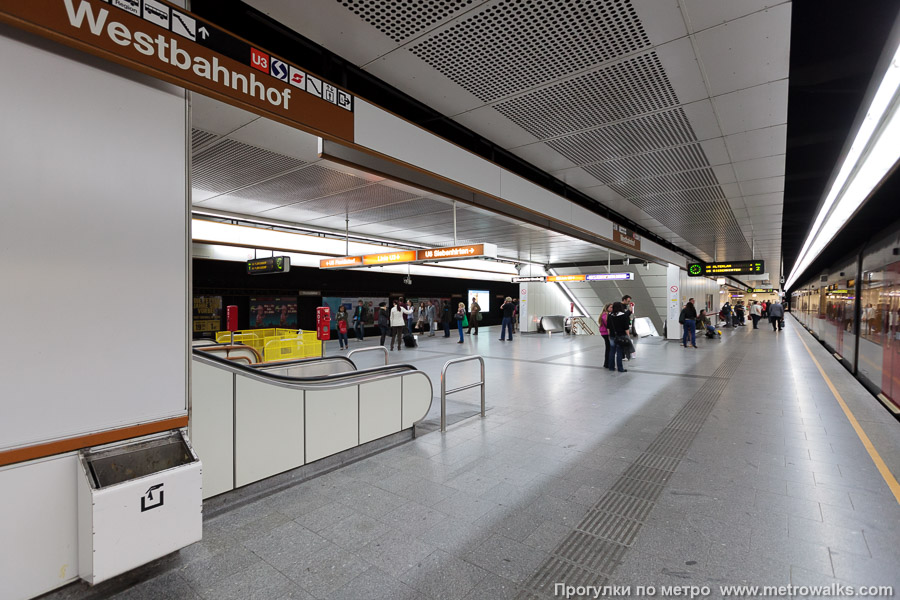 Станция Westbahnhof [Вестбанхоф] (U6, Вена). Часть станции около выхода в город. Слева — выход, справа — переход на одноимённую станцию линии U3.