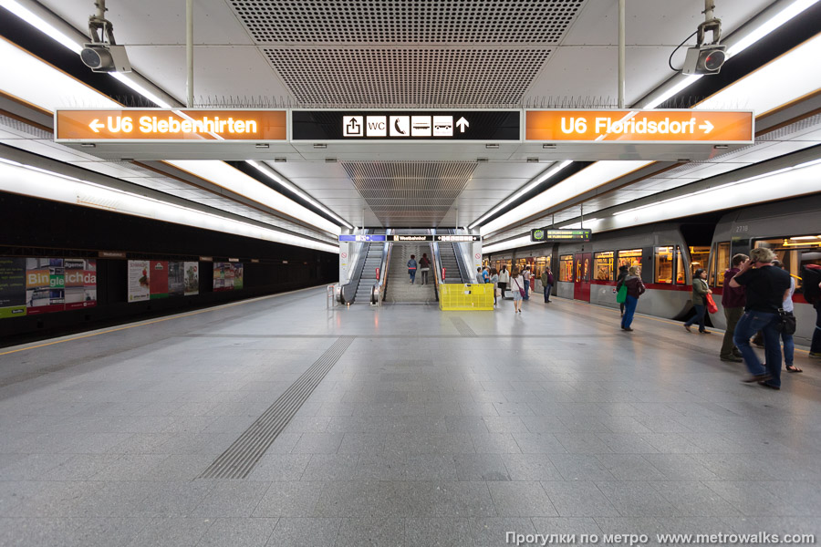 Станция Westbahnhof [Вестбанхоф] (U6, Вена). Выход в город, эскалаторы начинаются прямо с уровня платформы.