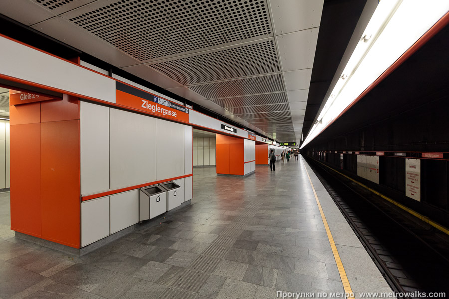 Станция Zieglergasse [Циглергассе] (U3, Вена). Боковой зал станции и посадочная платформа, общий вид. Нижний ярус станции, путь на запад, до станции Ottakring.
