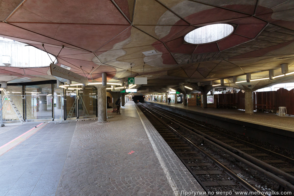 Фотография станции Alma [А́льма] (линия 1, Брюссель). Продольный вид вдоль края платформы.