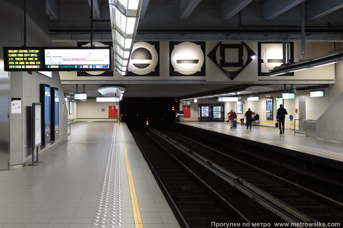 Фотография станции Arts-Loi / Kunst-Wet [Ар-Луа́ / Кюнст-Вет] (линия 1, Брюссель). Часть станции напротив входа.