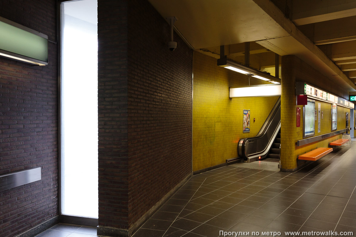 Фотография станции Beaulieu [Больё] (линия 5, Брюссель). Выход в город, эскалаторы начинаются прямо с уровня платформы.