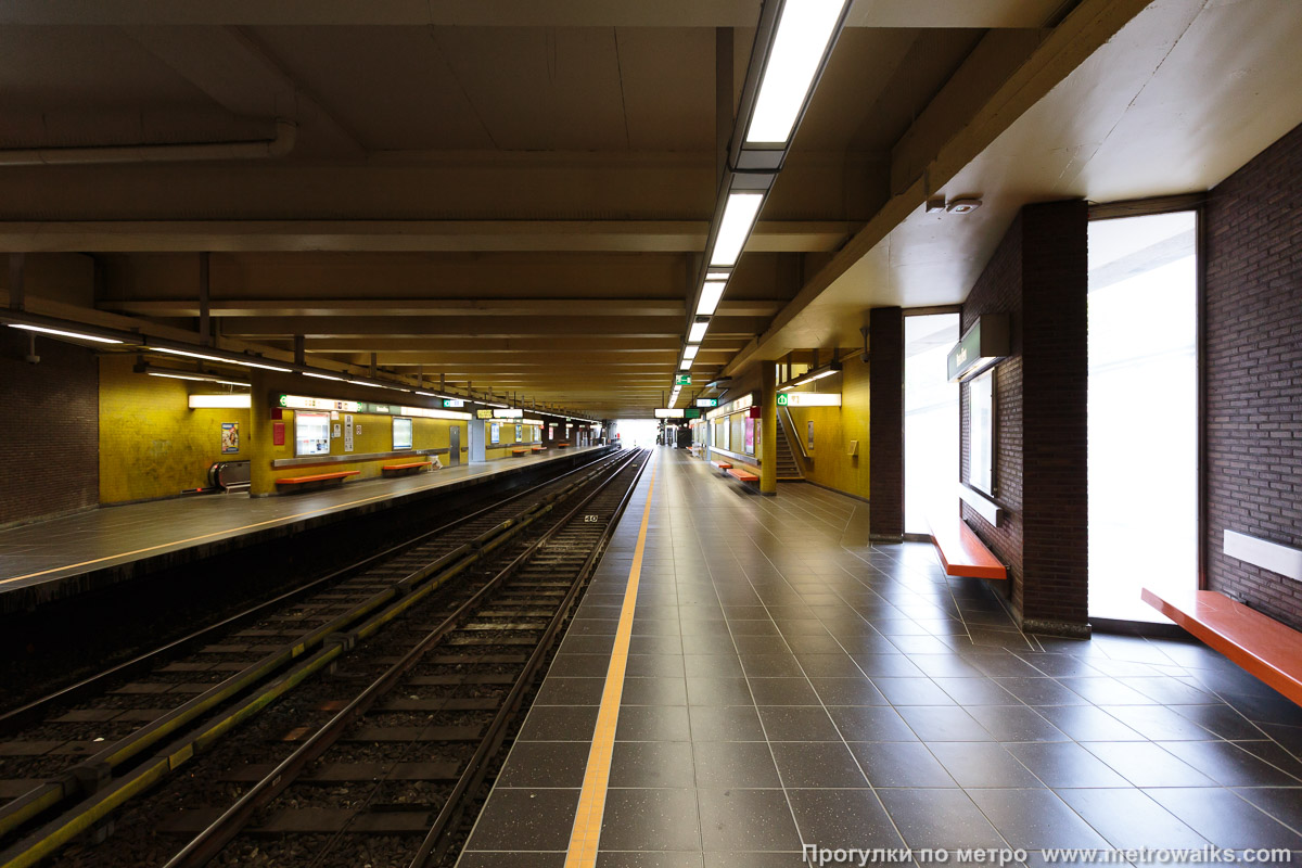 Фотография станции Beaulieu [Больё] (линия 5, Брюссель). Продольный вид вдоль края платформы.