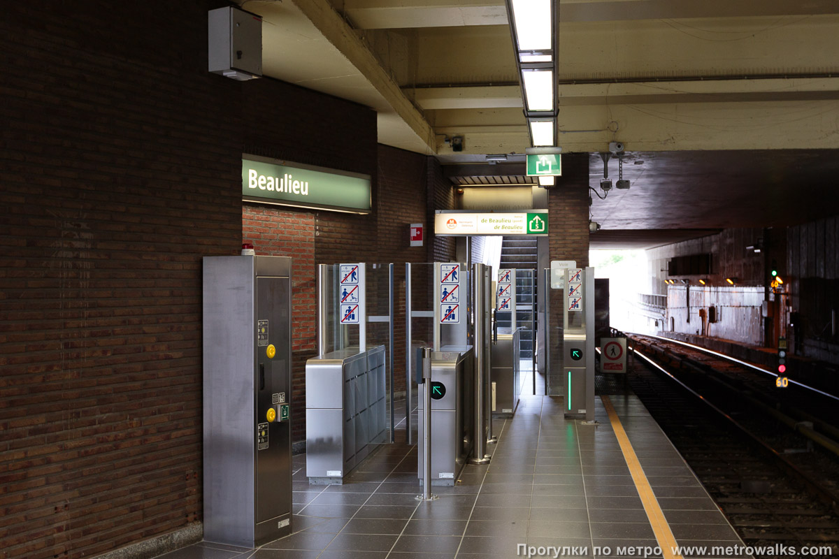 Фотография станции Beaulieu [Больё] (линия 5, Брюссель). Выход в город осуществляется по лестнице. Дополнительный выход в торце платформы.