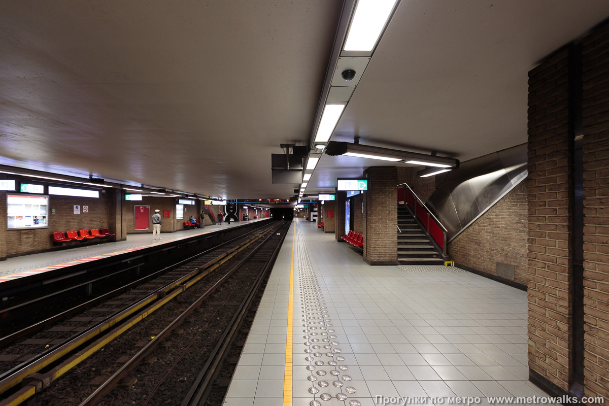 Фотография станции Bizet [Бизе́] (линия 5, Брюссель). Продольный вид вдоль края платформы.