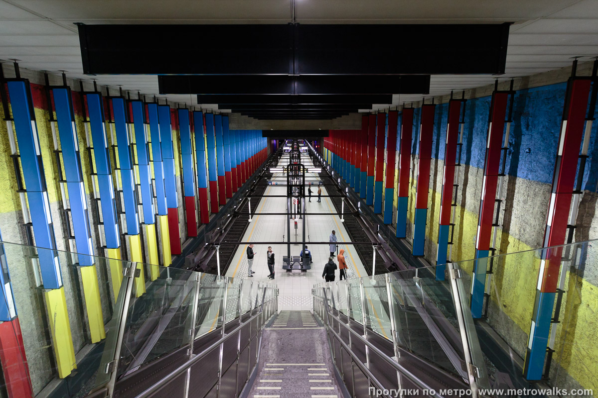 Фотография станции Bockstael [Бо́кстал] (линия 2 / 6, Брюссель). Спуск на станцию по лестнице.