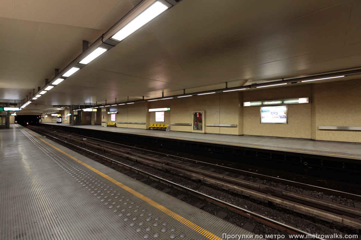 Фотография станции Crainhem / Kraainem [Кра́йнэм] (линия 1, Брюссель). Вид по диагонали. В дальней, узкой части станции.