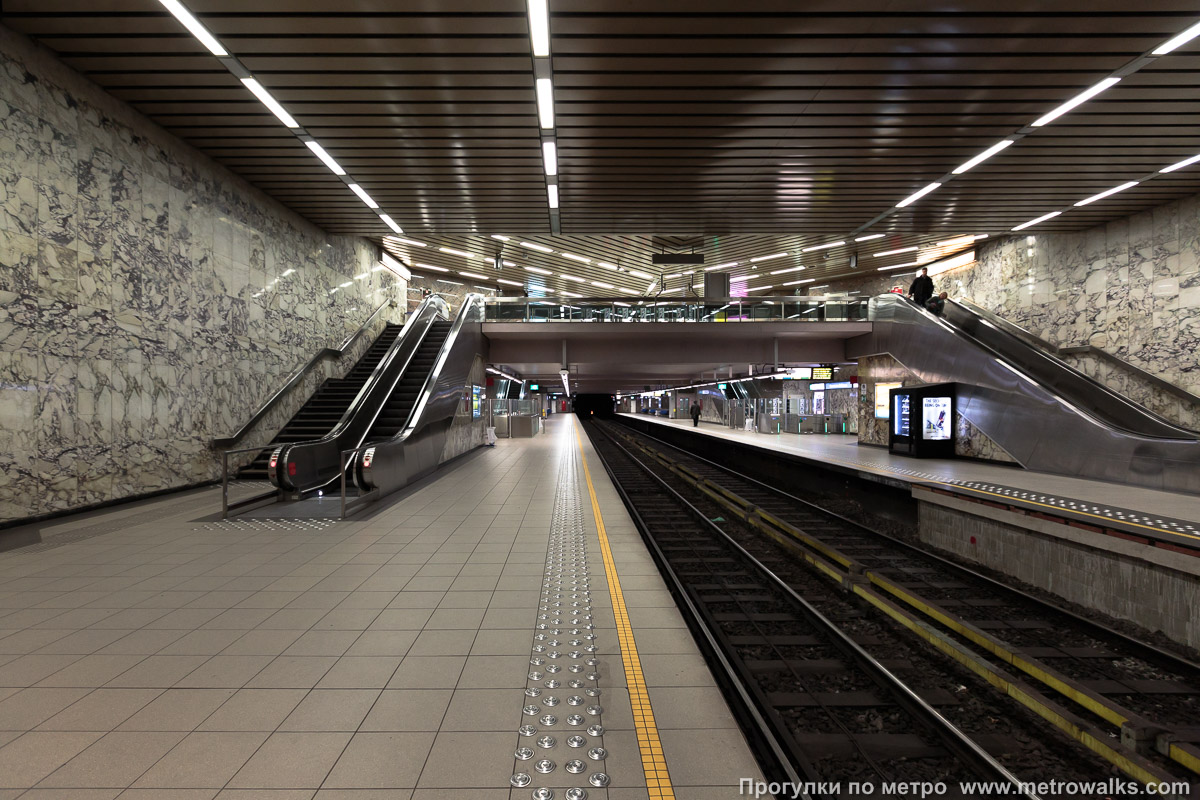 Фотография станции Herrmann-Debroux [Эрман-Дёбру́] (линия 5, Брюссель). Продольный вид вдоль края платформы.