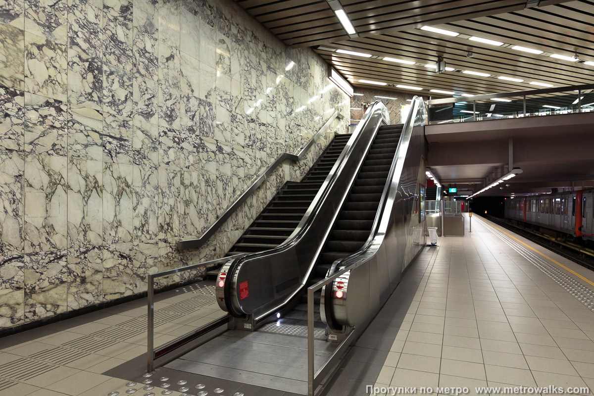 Фотография станции Herrmann-Debroux [Эрман-Дёбру́] (линия 5, Брюссель). Выход в город, эскалаторы начинаются прямо с уровня платформы.