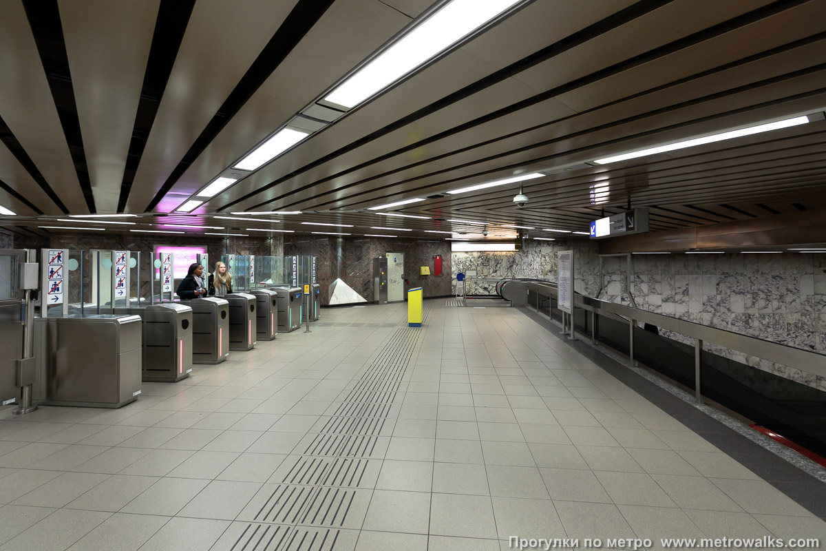 Фотография станции Herrmann-Debroux [Эрман-Дёбру́] (линия 5, Брюссель). Внутри вестибюля станции, общий вид.