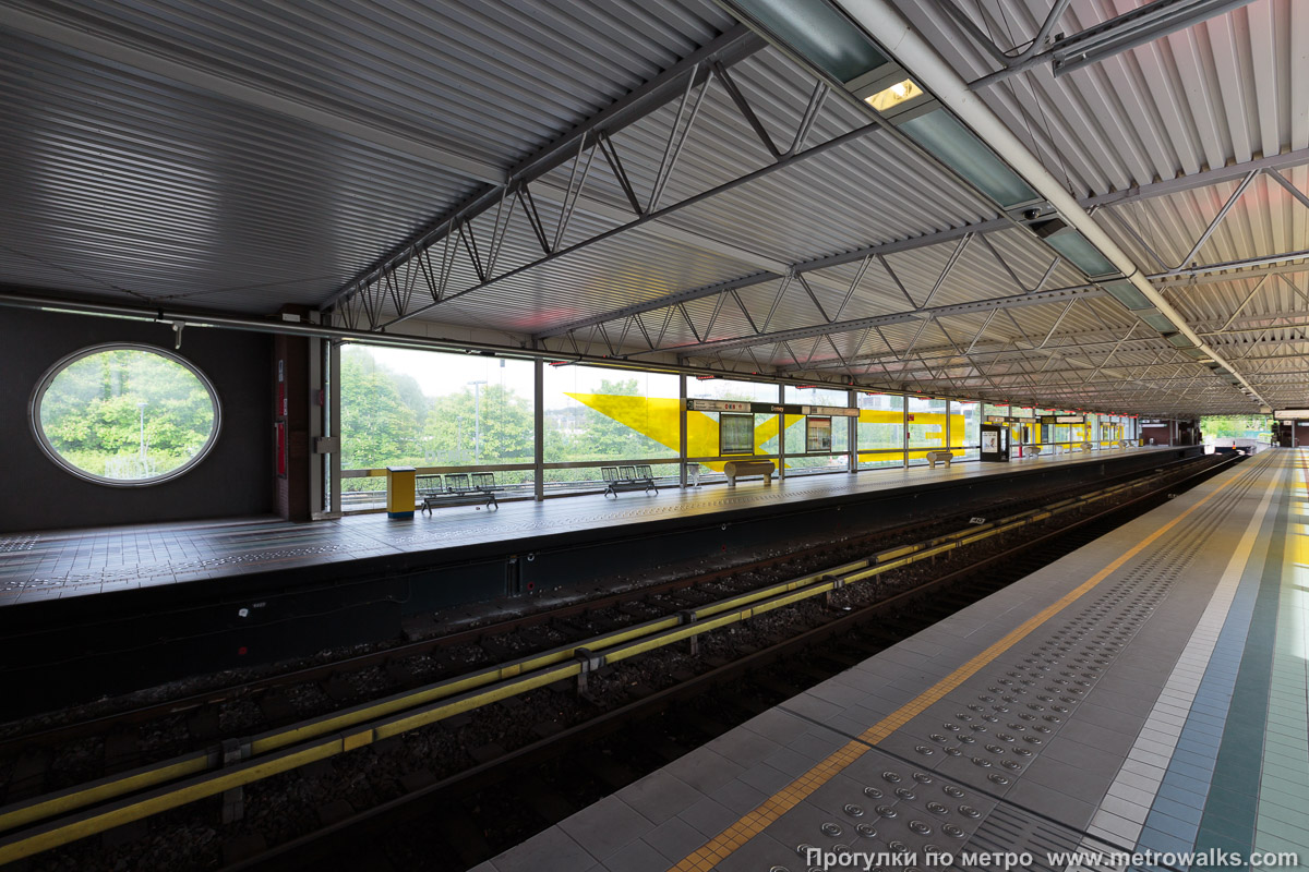 Фотография станции Demey [Дэме́] (линия 5, Брюссель). Вид по диагонали.