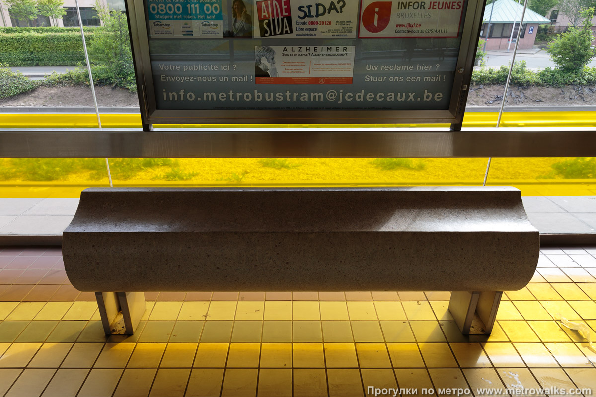 Фотография станции Demey [Дэме́] (линия 5, Брюссель). Скамейка. Ещё одна скамейка нетипичной конструкции.