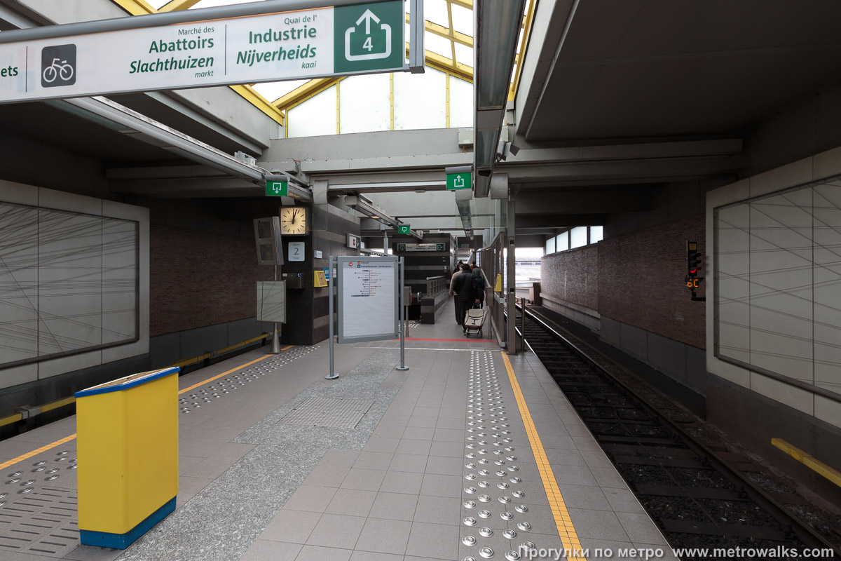 Фотография станции Delacroix [Дэлакруа́] (линия 2 / 6, Брюссель). Часть станции около выхода в город.