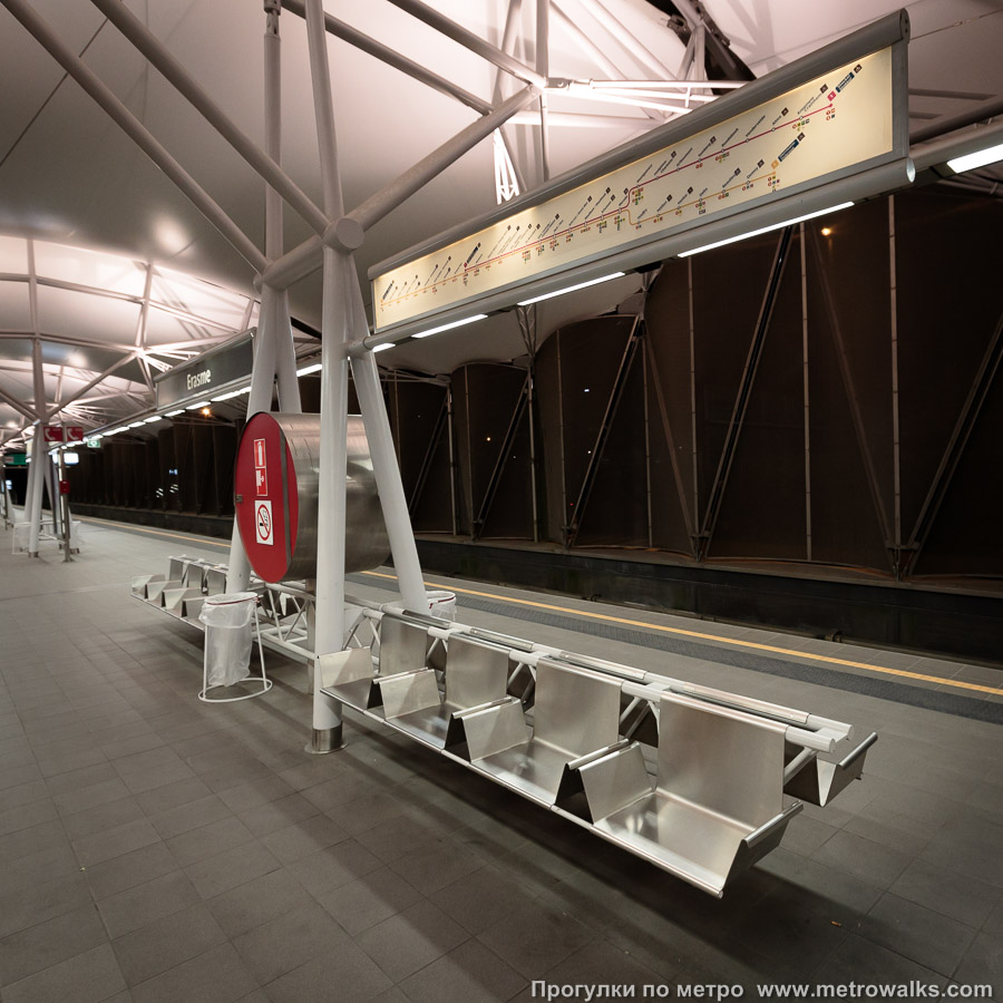 Фотография станции Erasme / Erasmus [Эра́зм] (линия 5, Брюссель). Скамейки, совмещённые с указателями.