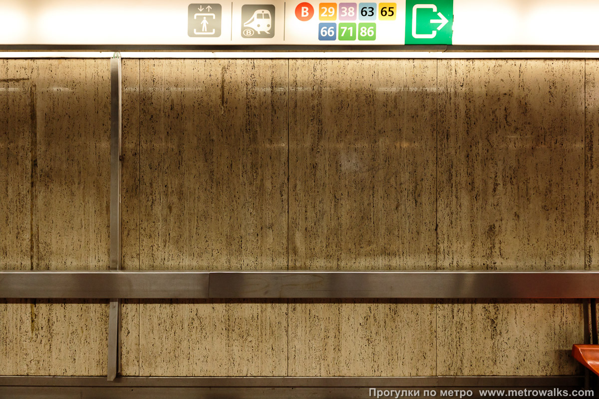 Фотография станции Gare Centrale / Centraal Station [Гар Сентра́ль / Сентра́л стасьо́н] (линия 5, Брюссель). Станционная стена.