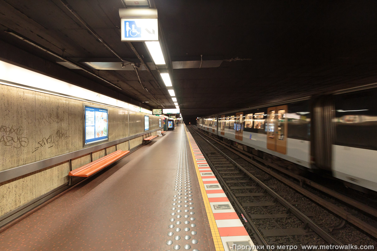 Фотография станции Gare Centrale / Centraal Station [Гар Сентра́ль / Сентра́л стасьо́н] (линия 5, Брюссель). Продольный вид вдоль края платформы. На станции всегда много народа, без людей её можно сфотографировать только с поездом.