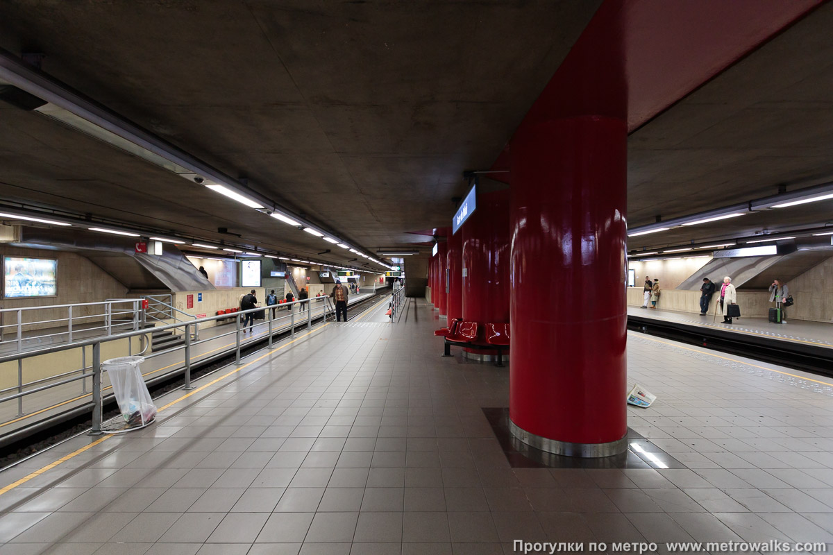 Фотография станции Gare du Midi / Zuidstation [Гар дю Миди́ / Зэ́дстасьо́н] (линия 2 / 6, Брюссель) — первый зал. Продольный вид по оси станции. Линия метро — справа, трамвайная линия — слева.