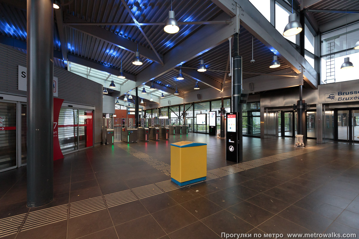 Фотография станции Gare de l'Ouest / Weststation [Гар дё лю́эст / Ве́стстасьо́н] (линия 1, Брюссель). Внутри вестибюля станции, общий вид.
