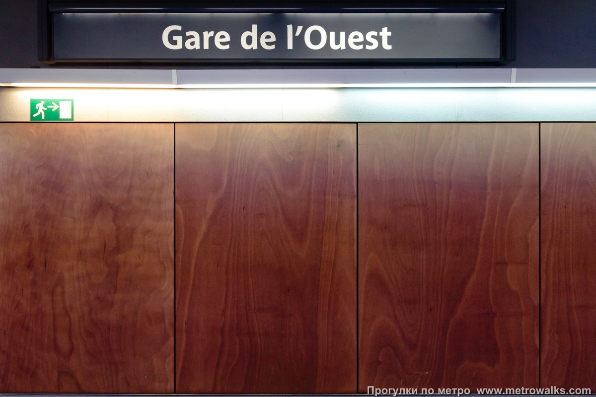 Фотография станции Gare de l'Ouest / Weststation [Гар дё лю́эст / Ве́стстасьо́н] (линия 2 / 6, Брюссель) — второй зал. Станционная стена.