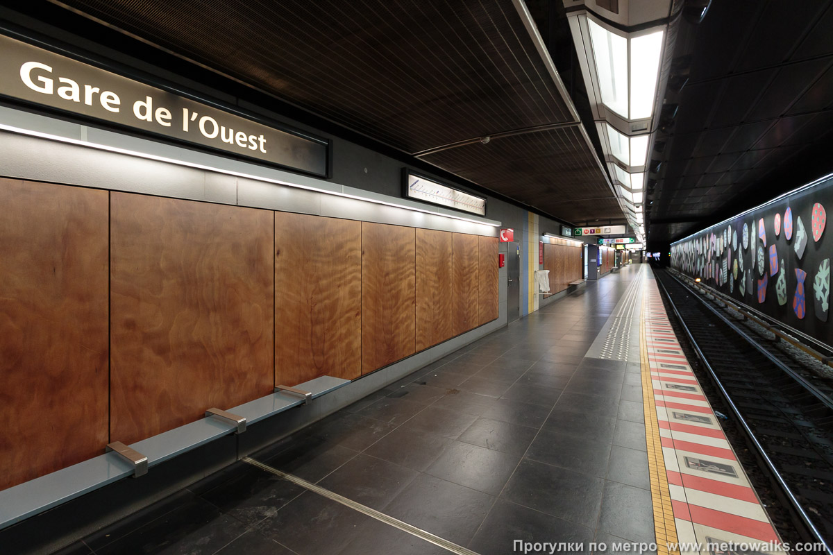 Фотография станции Gare de l'Ouest / Weststation [Гар дё лю́эст / Ве́стстасьо́н] (линия 2 / 6, Брюссель) — первый зал. Станционная стена.