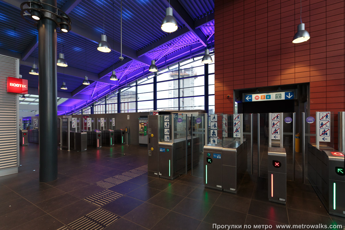 Фотография станции Gare de l'Ouest / Weststation [Гар дё лю́эст / Ве́стстасьо́н] (линия 2 / 6, Брюссель). Турникеты.