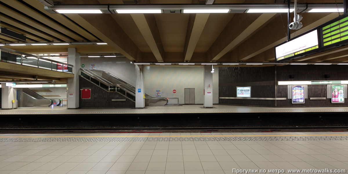 Фотография станции Gribaumont [Грибомо́н] (линия 1, Брюссель). Часть станции около выхода в город.