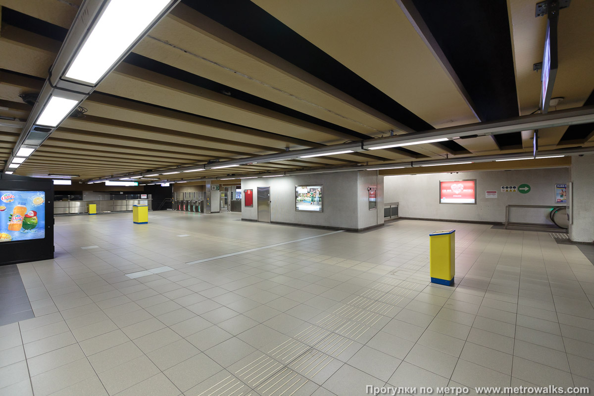 Фотография станции Gribaumont [Грибомо́н] (линия 1, Брюссель). Внутри вестибюля станции, общий вид.