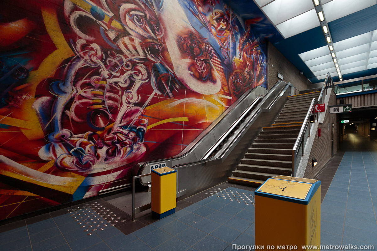 Фотография станции Hankar [Онка́р] (линия 5, Брюссель). Выход в город, эскалаторы начинаются прямо с уровня платформы.