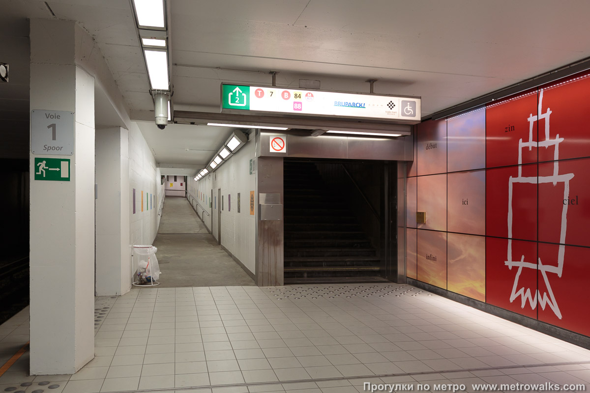 Фотография станции Heysel / Heizel [Хе́йзель] (линия 2 / 6, Брюссель). Выход в город осуществляется по лестнице.