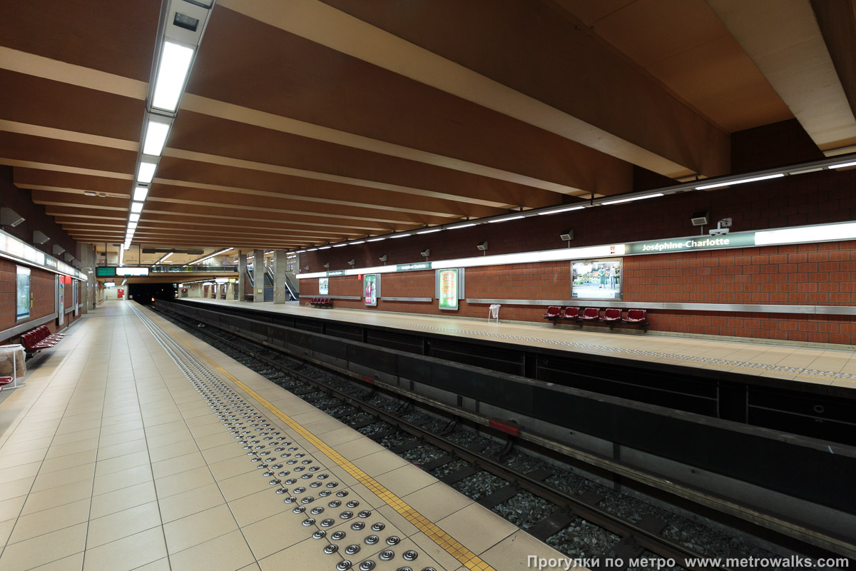Фотография станции Joséphine-Charlotte [Жозефи́н-Шарло́тт] (линия 1, Брюссель). Вид по диагонали.