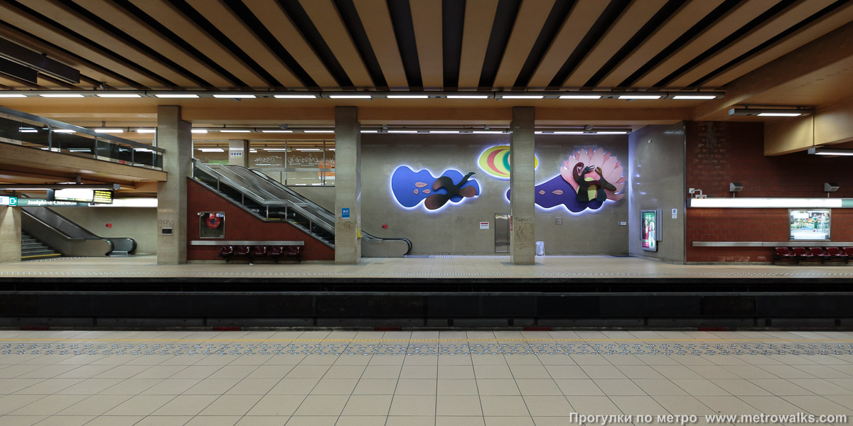 Фотография станции Joséphine-Charlotte [Жозефи́н-Шарло́тт] (линия 1, Брюссель). Выход в город, эскалаторы начинаются прямо с уровня платформы.