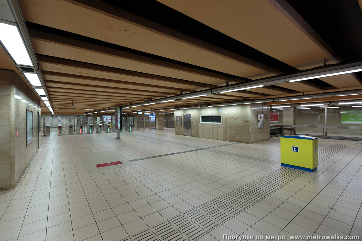 Фотография станции Joséphine-Charlotte [Жозефи́н-Шарло́тт] (линия 1, Брюссель). Внутри вестибюля станции, общий вид.