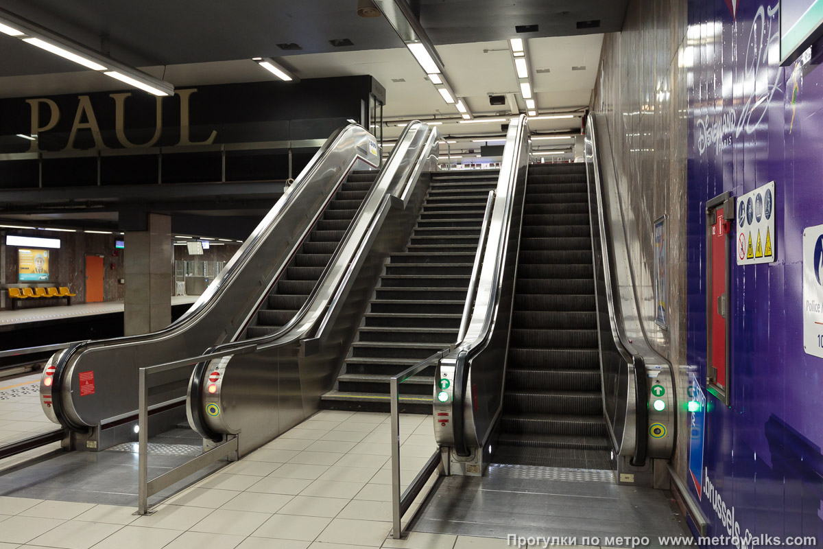 Фотография станции Louise / Louiza [Луи́з / Луи́за] (линия 2 / 6, Брюссель). Выход в город, эскалаторы начинаются прямо с уровня платформы.