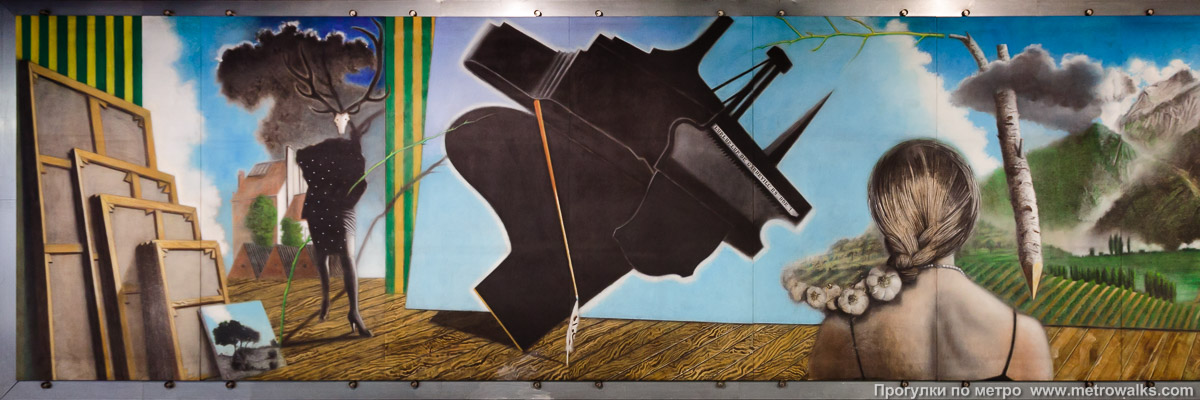 Фотография станции Eddy Merckx [Эдди Меркс] (линия 5, Брюссель). Декоративное оформление путевой стены крупным планом. На путевой стене размещена сюрреалистическая картина «Лошадь Октября». На фото стена с левой четвертью картины.